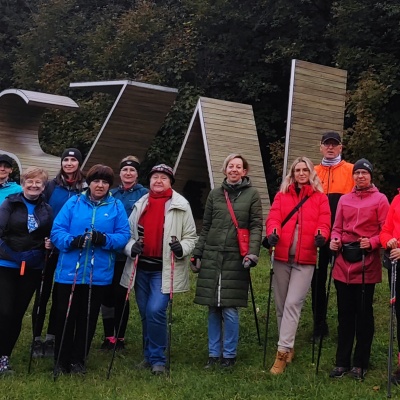 Uczestnicy spaceru z instruktorem nordic walking