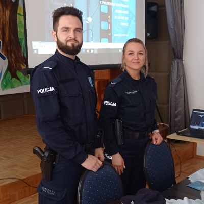 Zdjęcie przedstawia policjantów, prowadzących spotkanie