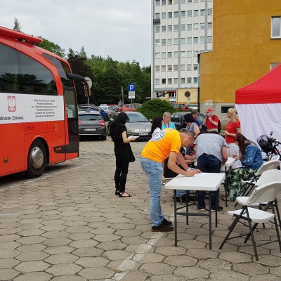 Na zdjęciu: ochotnicy wypełniający ankiety i dokumentację niezbędną do zostania dawcą