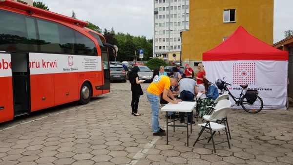 Na zdjęciu: ochotnicy wypełniający ankiety i dokumentację niezbędną do zostania dawcą