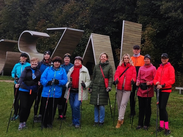 Uczestnicy spaceru z instruktorem nordic walking