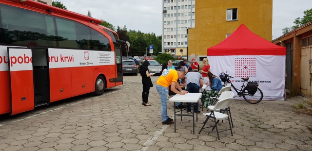 Na zdjęciu: ochotnicy wypełniający ankiety i dokumentację niezbędną do zostania dawcą