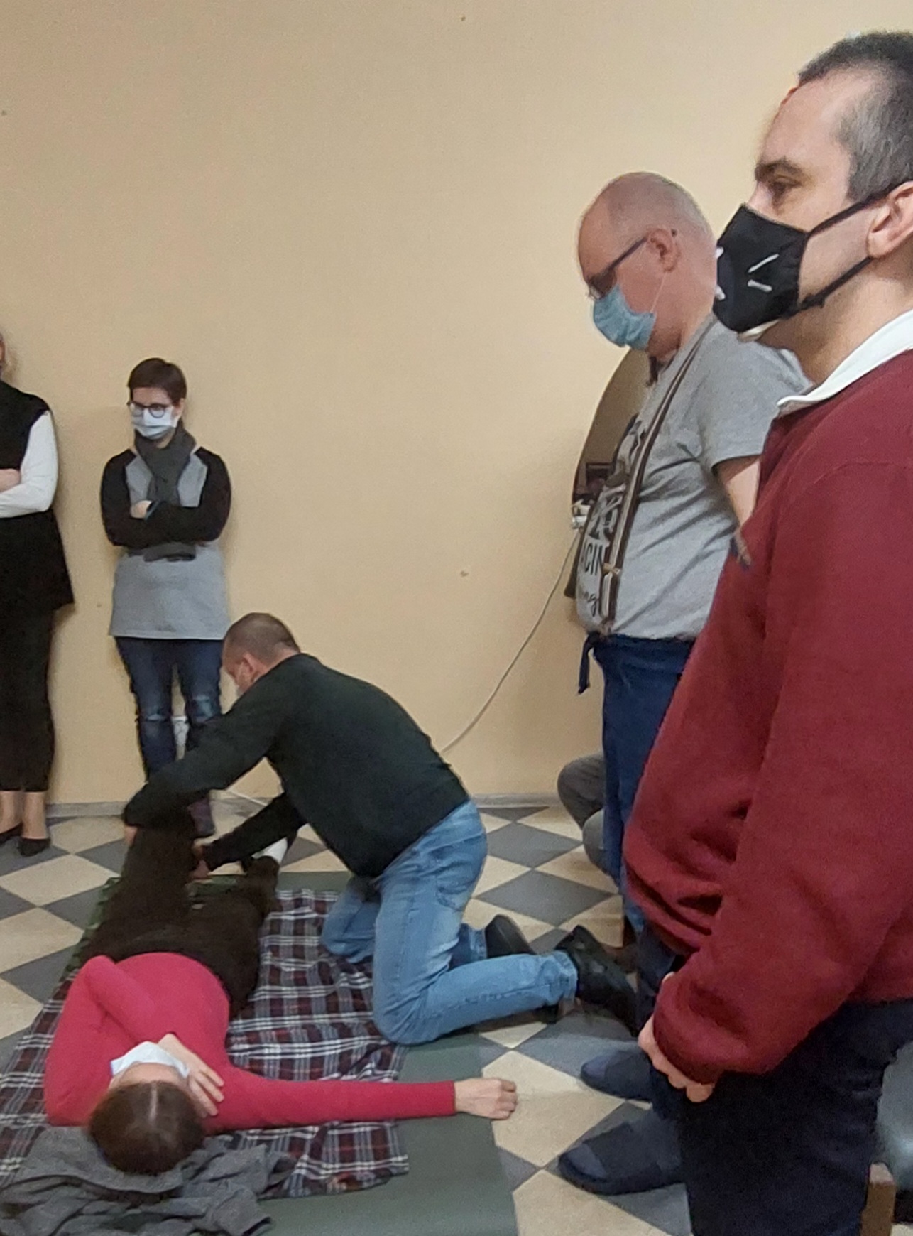 Jeden z uczestników prezentuje wykonanie pozycji bocznej ustalonej na ochotniczce