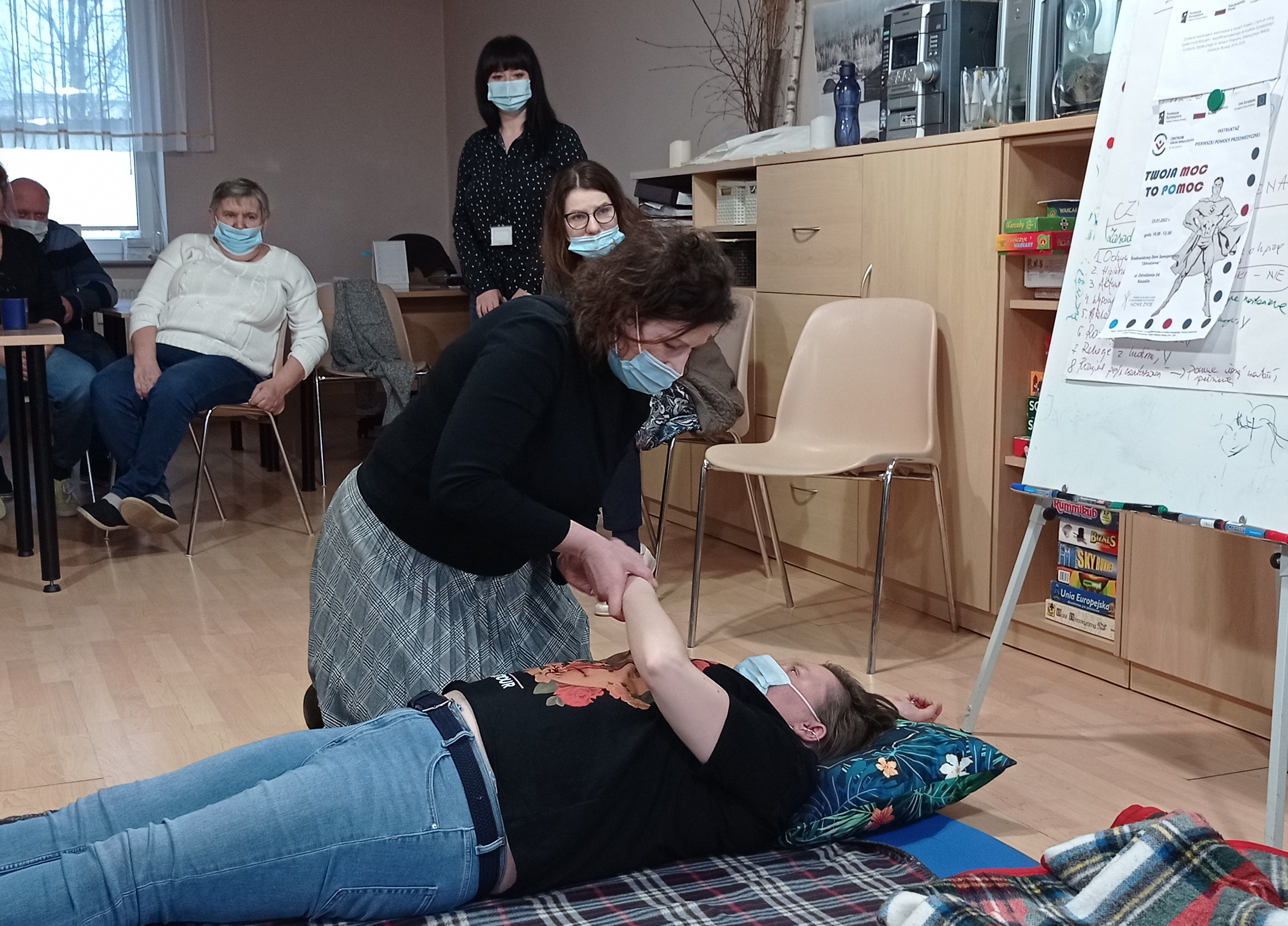 ochotnicy prezentują udzielanie pierwszej pomocy